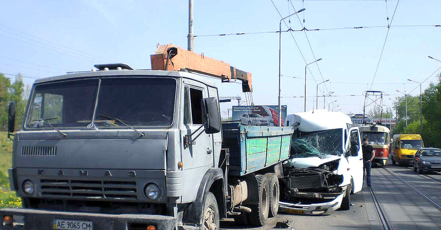 Маршрутка с пассажирами врезалась в грузовик