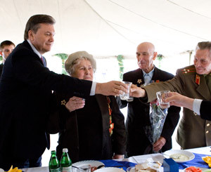 Янукович с ветеранами  выпил «боевые» 100 грамм