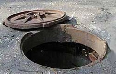 В центре Донецка женщина провалилась в сточную яму  