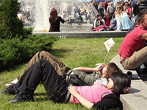 Городской этикет: в Киеве улыбаются незнакомцам, кричат в маршрутках и едят сало вилками