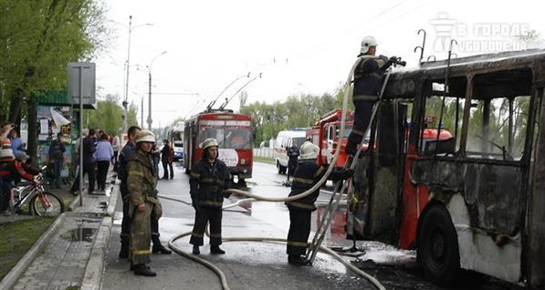 В Луганске в горящем троллейбусе чуть не погибли 15 детей