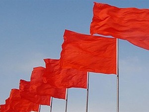 9 мая по Львову прошла колонна с красным флагом 