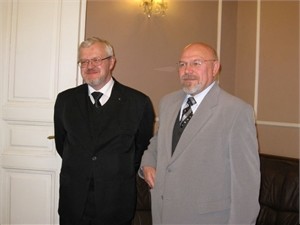 У консула России во Львове отобрали венок 