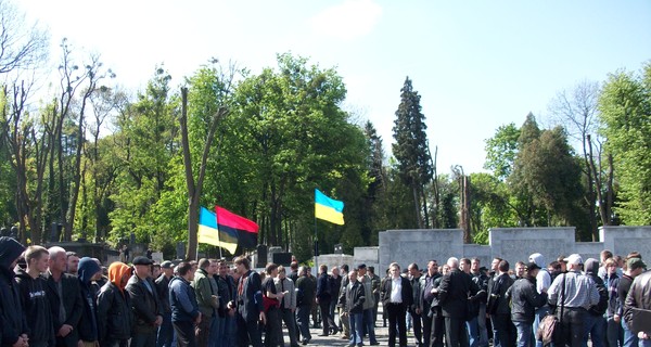 «Свободовцу» прострелили ногу, а коммунисту чуть не сломали палец  