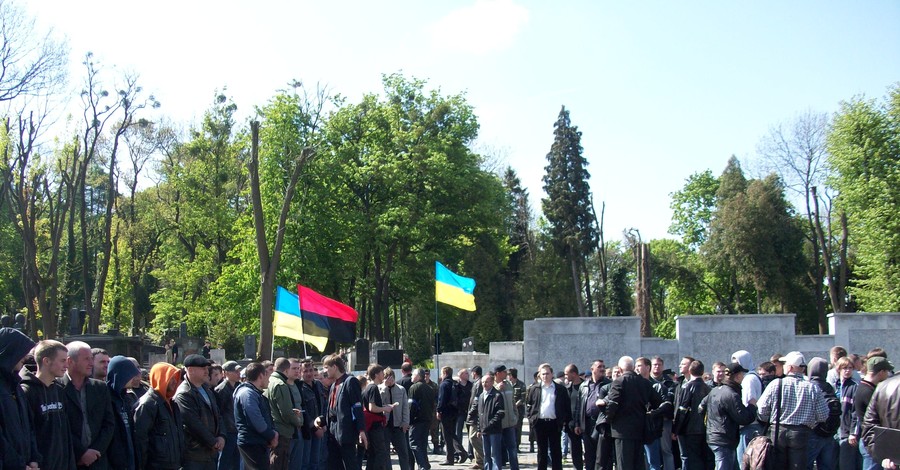 Во Львове националисты заблокировали автобус с ветеранами