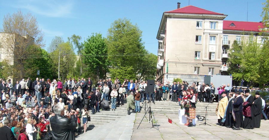 «Свободовцу» прострелили ногу, а коммунисту чуть не сломали палец  