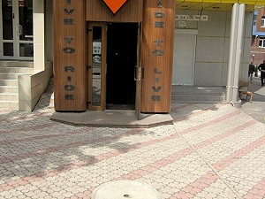 Донецкая милиция снесла памятник доброму ГАИшнику