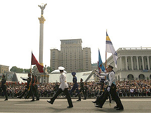 Чем жил Киев: сорванные красные флаги, Тимошенко в лосинах и Мика Ньютон под грузом платьев
