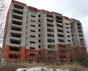 Ребенок упал с недостроенной девятиэтажки и чудом остался жив