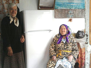 Севастопольцы подарили долгожительницам холодильник 