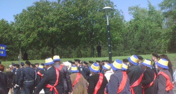 Донецких ветеранов одели в желто-голубые панамки