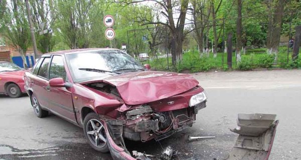 У стен больницы скорой помощи легковушки не поделили дорогу