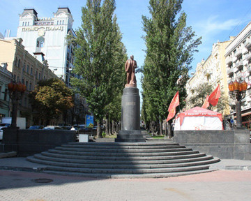 Памятник Ленину в Киеве оказался бесхозным