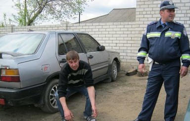 Пьяный водитель «протаранил» забор, хотел поджечь себя и милиционеров, но уснул