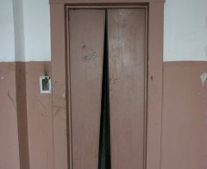 В Запорожье ремонтник вместе с лифтом пролетел 14 этажей