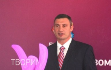 Кличко-старший презентовал в Киеве логотип волонтеров Евро-2012