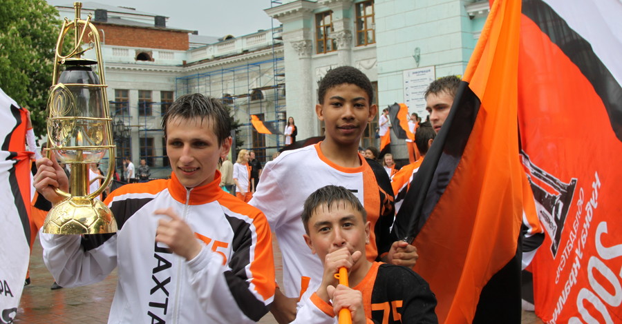 По городу пронесли зажженный символ