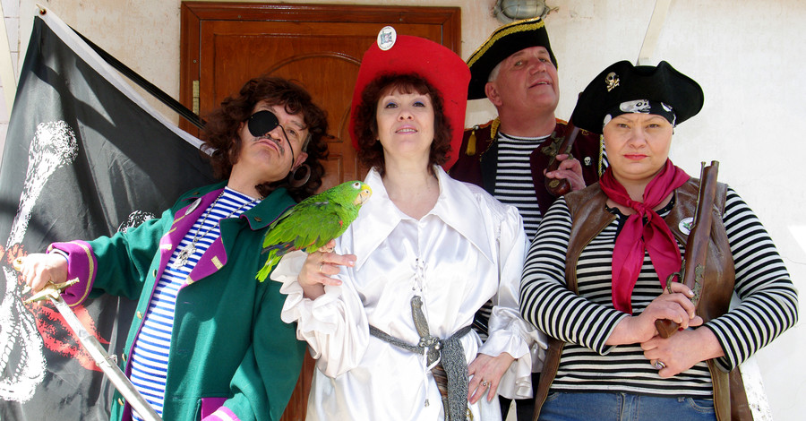 Столетний одесский попугай ест борщ и пугает соседей