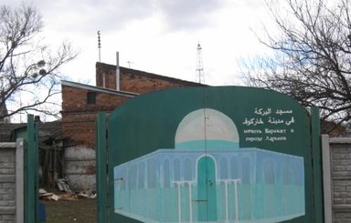 В Сумах неизвестные разрисовали свастиками мечеть
