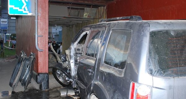 В Киеве «Хонда Пилот» залетела в пешеходный переход