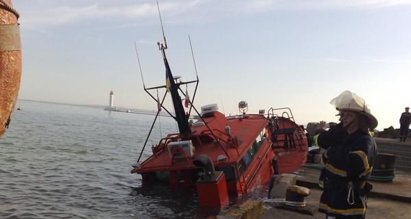 Контейнеровоз протаранил причал и потопил катер