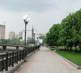 Вандалы в центре Донецка разбили фонари, выкинули лавочки и урны в речку