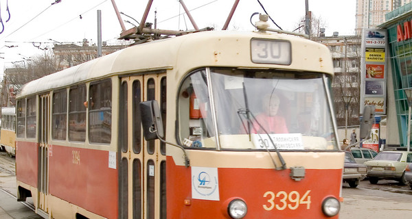 Трамвай и КрАЗ «дружескими объятиями» заблокировали центр Донецка