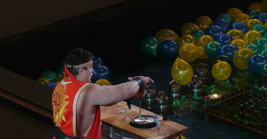 В цирке забивают гвозди в сковороду