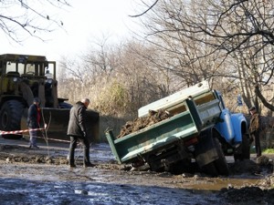 В Керчи грузовик утонул в грязи
