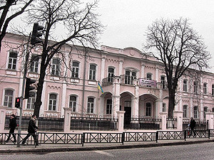 Гимназии, в которой училась Гурченко, вернули имя российской императрицы