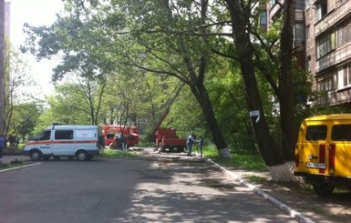 В Мариуполе горит многоэтажный дом. Пять квартир полностью уничтожены огнем 