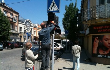 В Мукачево к приезду президента помыли даже светофоры 