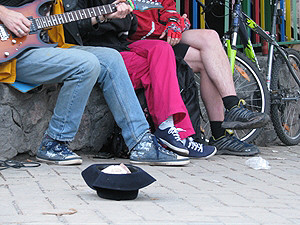 Уличный оркестр: в Киеве барабанщики поют куплеты, скрипачи прячут лицо, а гитаристы воротят нос от Цоя