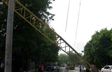 В центре Донецка на проезжую часть упал подъемный кран