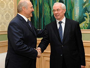 Лукашенко передал через Азарова привет Януковичу