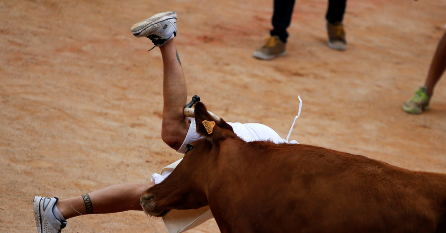 В Испании на фестивале Сан-фермин бык расправился с гулякой.