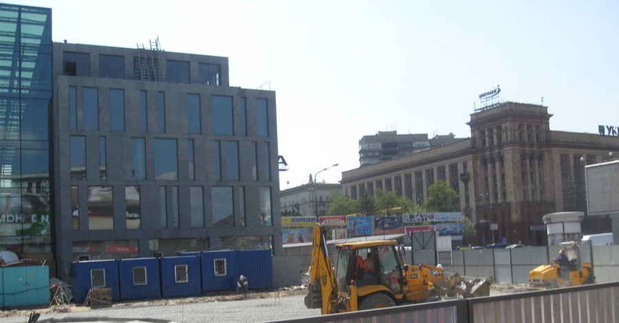 Фонтан у ЦУМа сравняли с землей