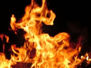 В Керчи в горящей квартире оказалась семья с детьми