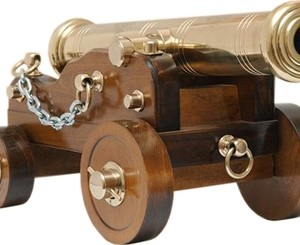 Инженер из Кривого Рога смастерил три пушки и поставил их у себя дома 