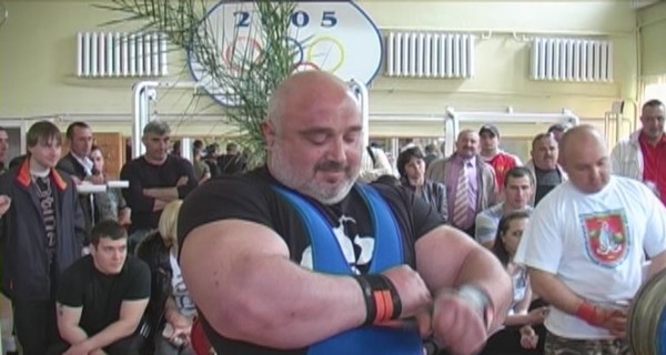 Священник из Одессы установил мировой рекорд по жиму штанги