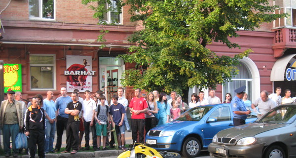 В центре Полтавы ужасное ДТП: мотоциклист сбил пешехода и протаранил два автомобиля