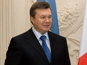 Янукович отпраздновал день Европы в Украине с красным флагом