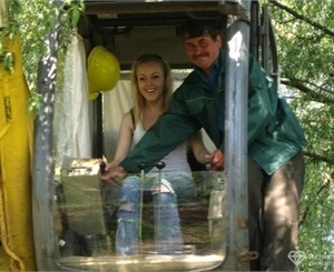 Alyoshу застукали за катанием на экскаваторе 