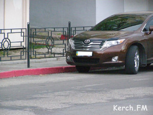 В Керчи под колеса иномарки попала девочка