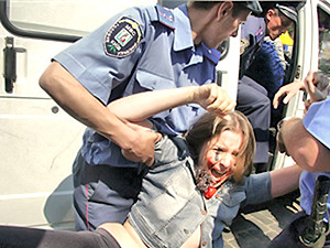 Топлес-клоунессам FEMEN дали по пять суток за голые выходки перед европослами