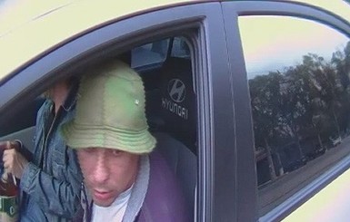 На Луганских гаишников набросились пьяный водитель и пассажир