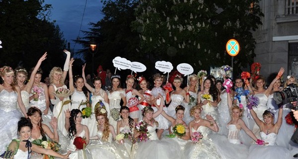 Крымскую столицу атаковали полсотни невест