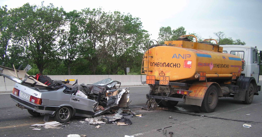 Пассажира зажало в раскоряченном авто