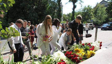 В Киеве к посольству Франции несут цветы