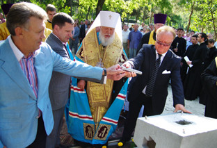 Под будущим храмом оставили капсулу с посланием